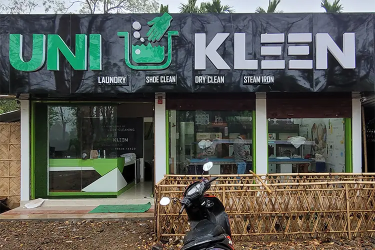 An UniKleen outlet storefront